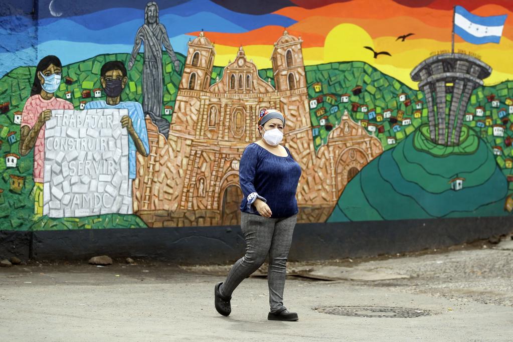 Honduras: Mural en homenaje al personal médico y empleados públicos en Tegucigalpa