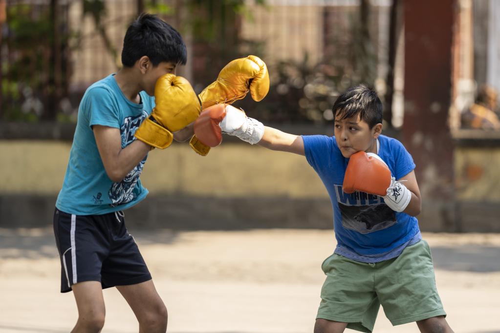 Niños practican box en un parque en Ciudad de México