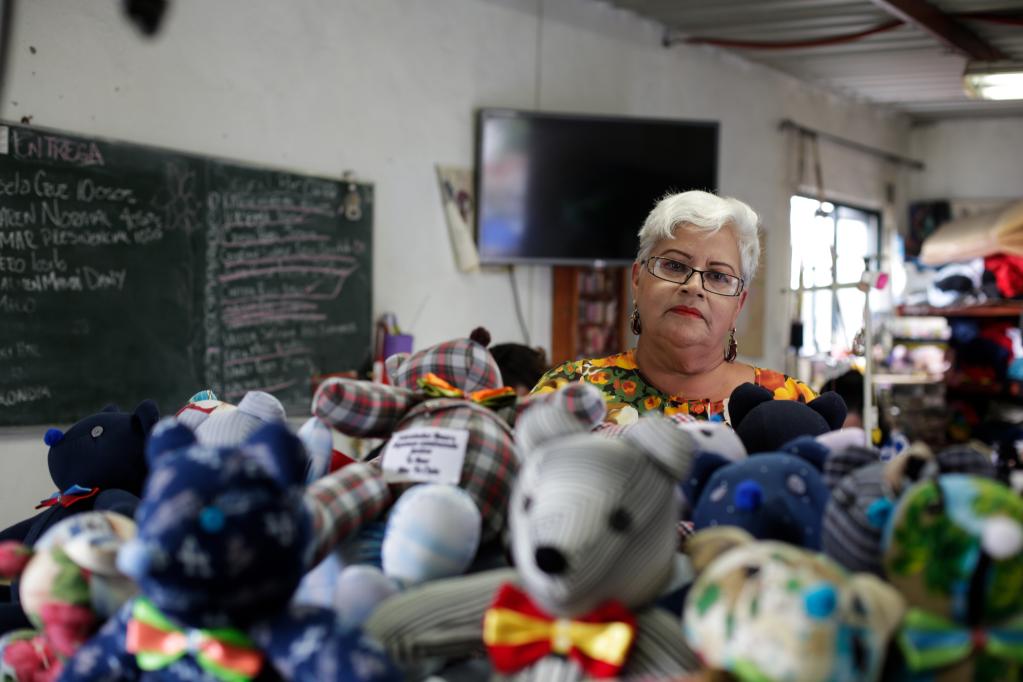 ESPECIAL: Osos de peluche con ropa de fallecidos por COVID-19 consuelan a familiares en México