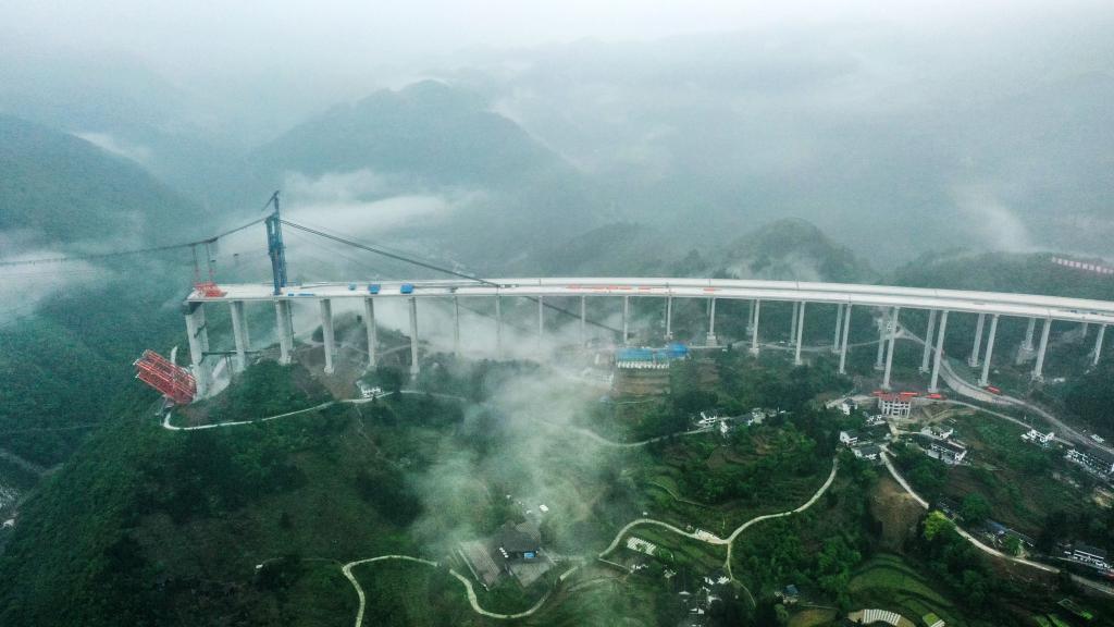 Construcción del gran puente Dafaqu de la autopista Renhuai-Zunyi en Guizhou