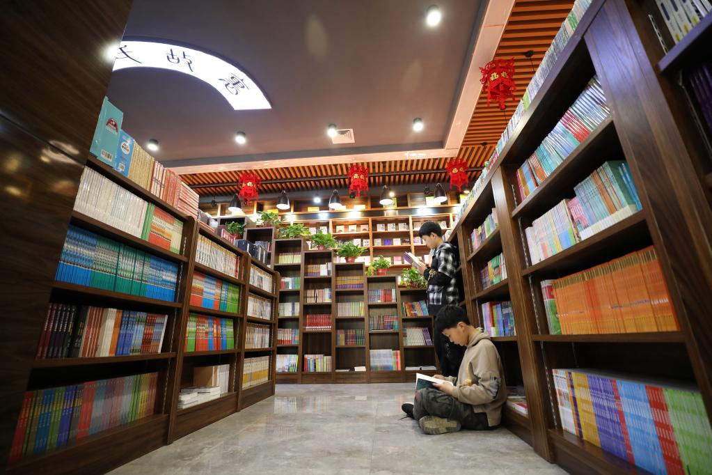 Personas leen libros durante Día Mundial del Libro en Longyao, Hebei