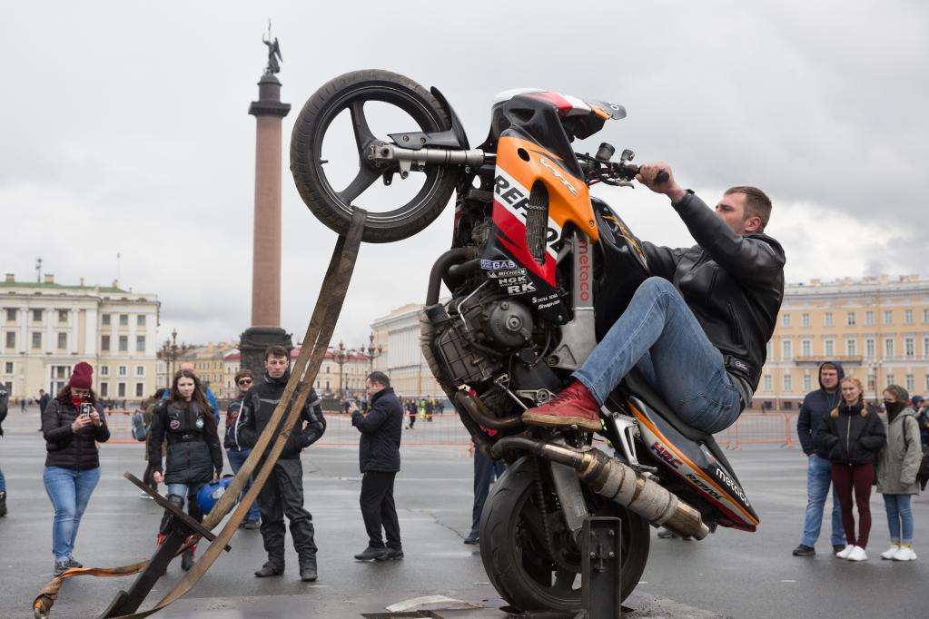 Celebran inicio de temporada de motocicletas en San Petersburgo, Rusia