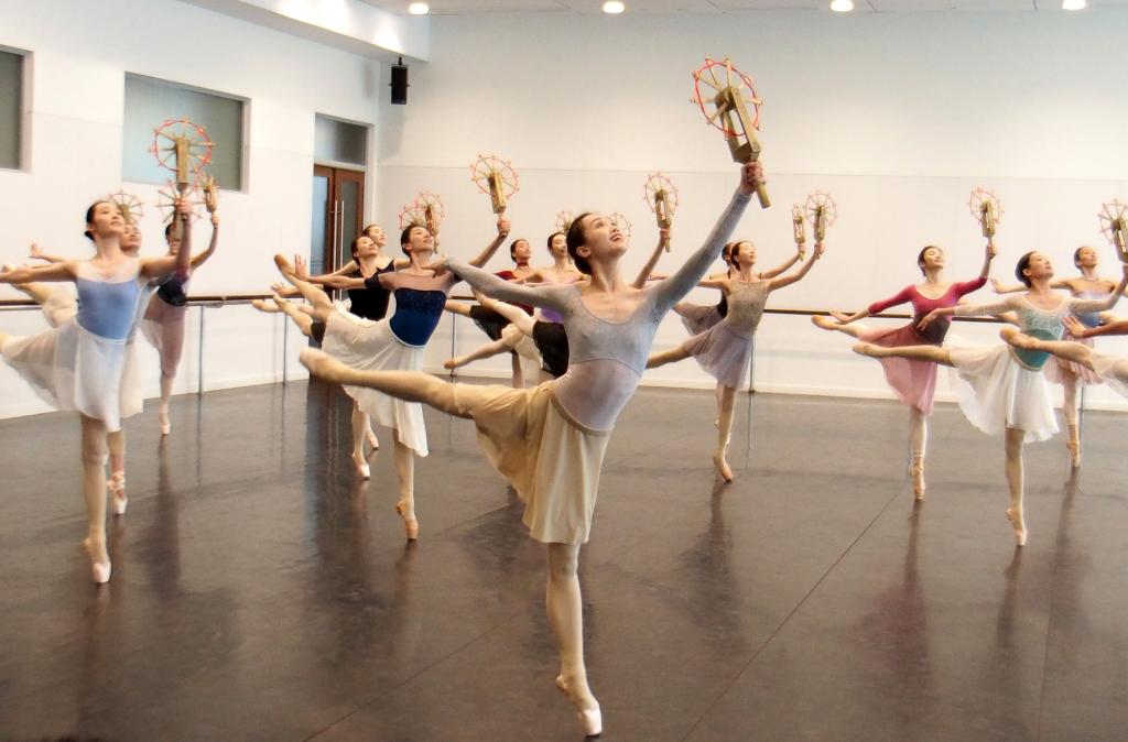 Bailarinas participan en ensayo de presentación de ballet creada originalmente "La Juventud Ardiente" en Shanghai