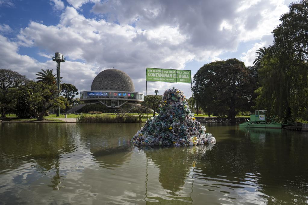 Isla artificial compuesta por desechos plásticos en Buenos Aires, Argentina