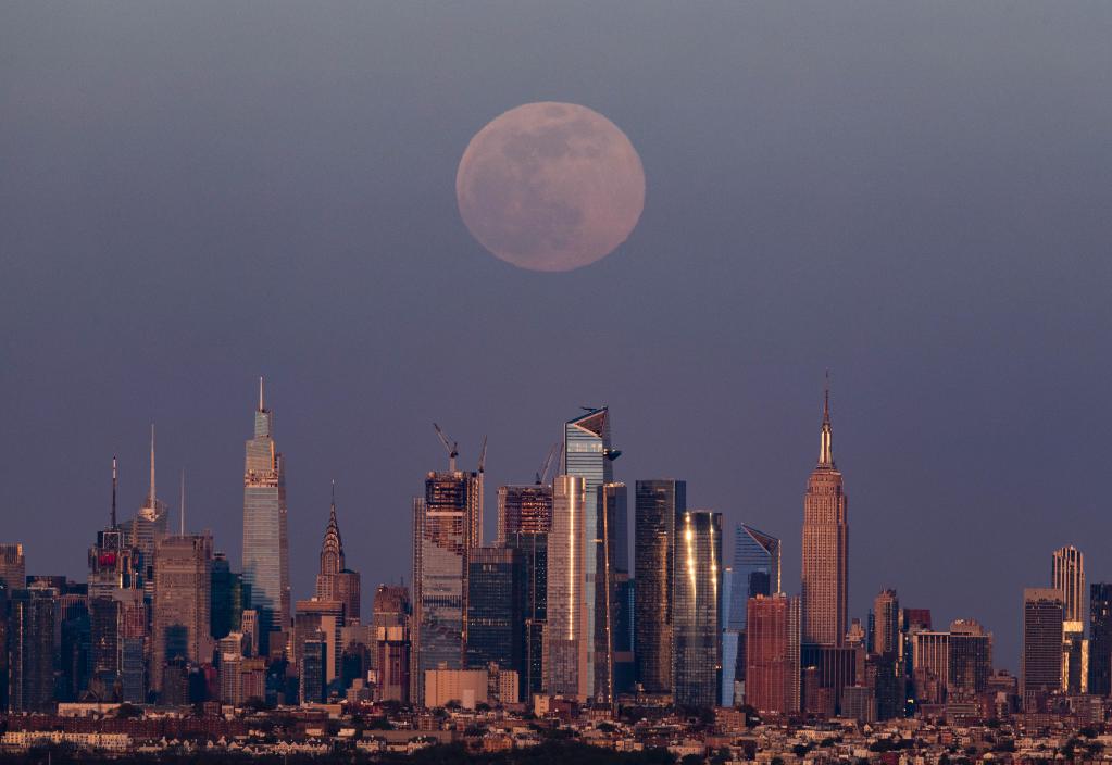 Superluna se eleva sobre horizonte de Manhattan en Nueva York