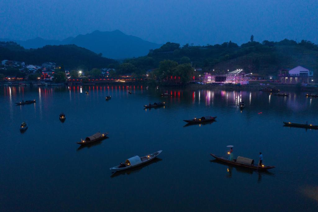 Paisaje nocturno de aldea pesquera de Sandu, Zhejiang
