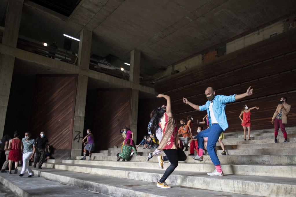 Bailarines participan en improvisación en un teatro en construcción, Venezuela