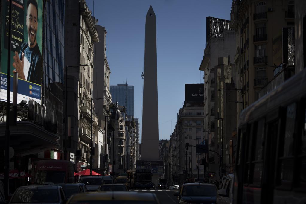 Empleados realizan trabajos de pintura y restauración del Obelisco en Buenos Aires, Argentina
