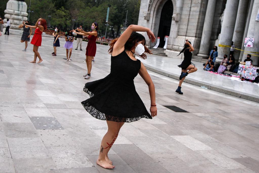 Integrantes de Academia Nacional de Danza realizan presentación frente al Palacio de Bellas Artes en la Ciudad de México