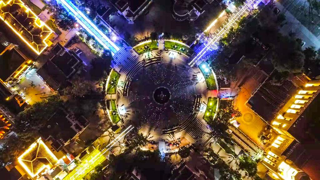 Paisaje nocturno de una calle destacada de estilo italiano en Tianjin