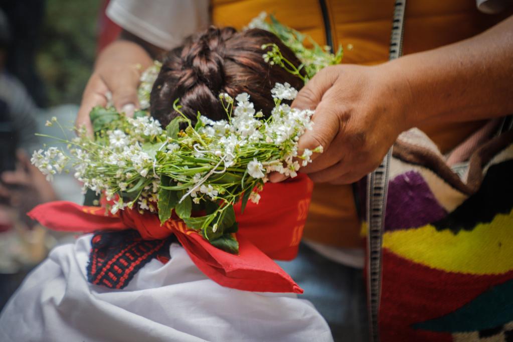 Personas participan en ceremonia ritual en la Cueva de Alcalican en Amecameca, México