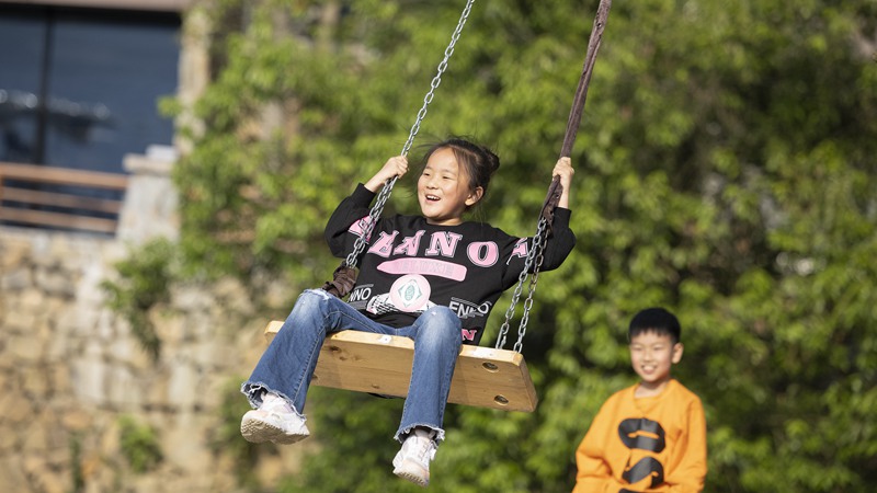 Personas disfrutan de actividades al aire libre durante el feriado del Primero de Mayo en China