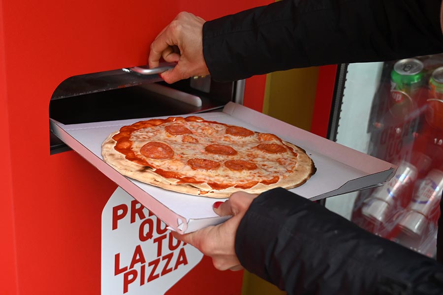 Máquina expendedora automática de pizza en centro de Roma, Italia
