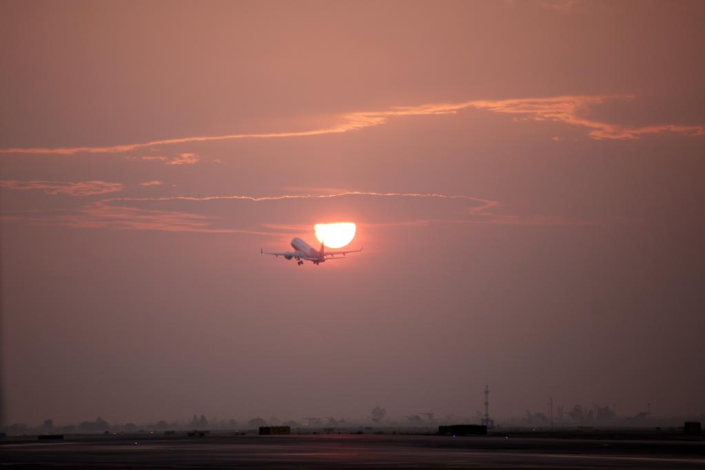 Avión despega durante amanecer en Ciudad de México