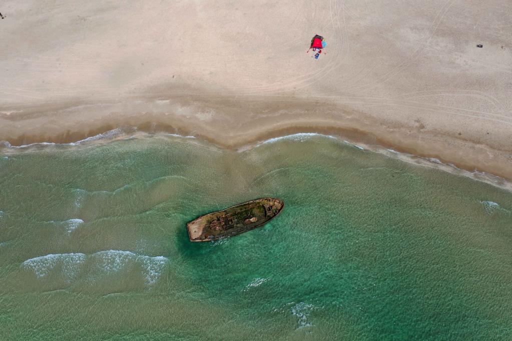 Barco abandonado en Reserva Natural de la Playa Dor HaBonim en Israel