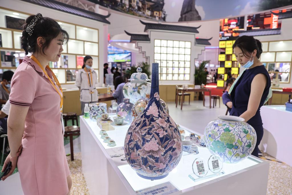 Exhibiciones nacionales con características chinas en primera Exposición Internacional de Productos de Consumo de China