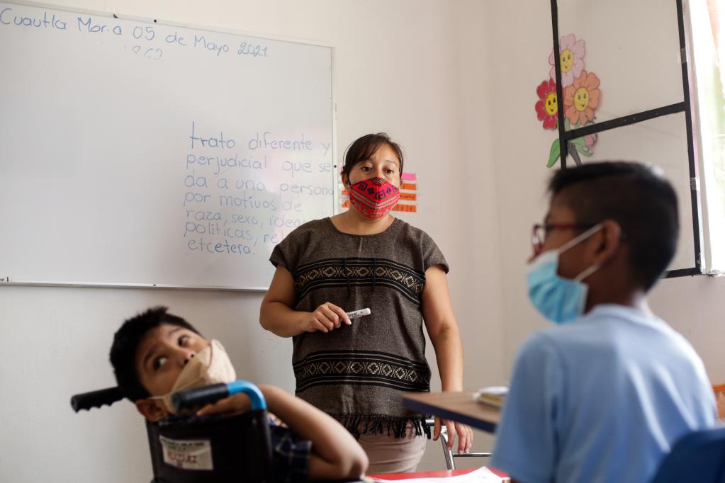 ESPECIAL: Vacuna CanSino inyecta "esperanza" a profesor de educación especial para volver a escuela mexicana