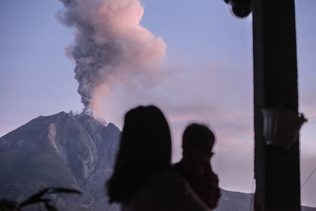 Materiales volcánicos son arrojados desde el monte Sinabung en Indonesia