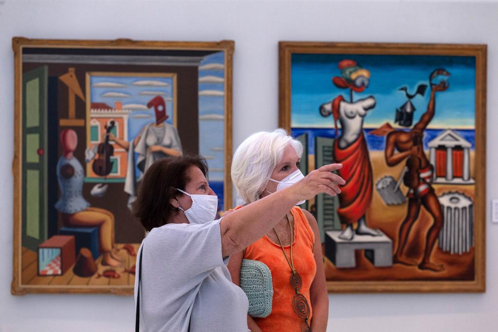 Personas visitan Galería Nacional en Atenas, Grecia