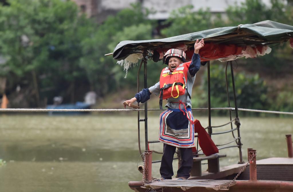 Zhao Shibin, barquero en ciudad de Hezhou, Guangxi