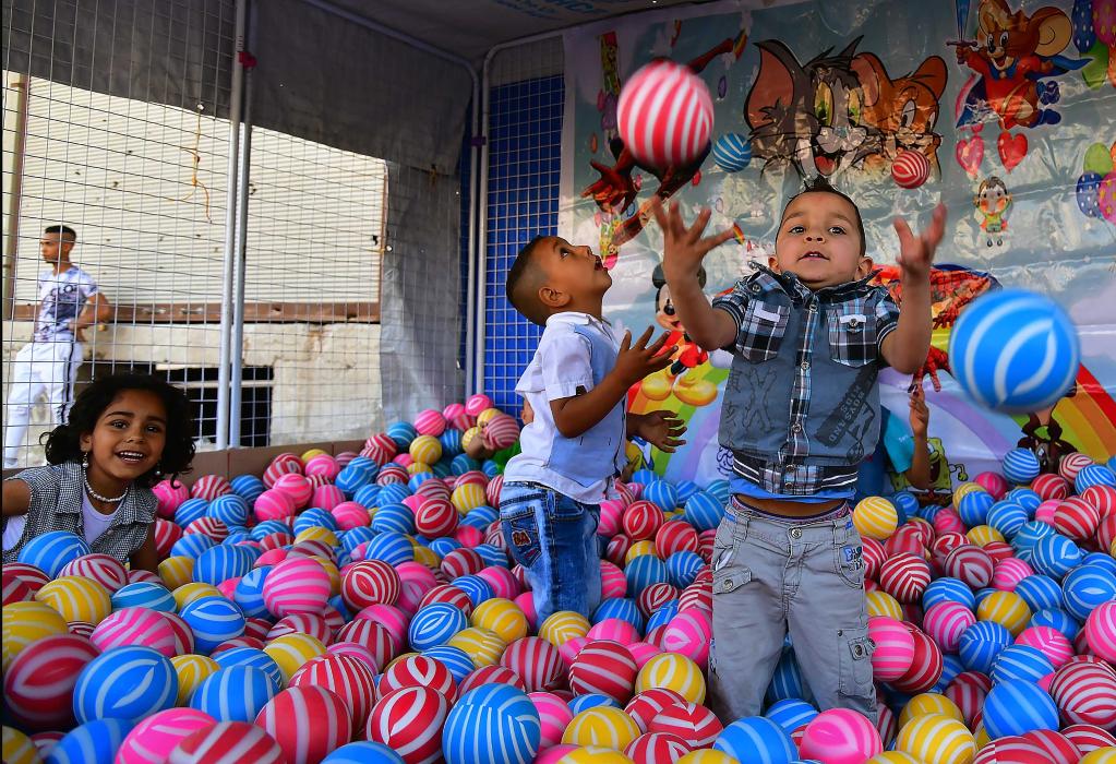 Personas disfrutan del ambiente festivo del festival Eid al-Fitr en Damasco, Siria