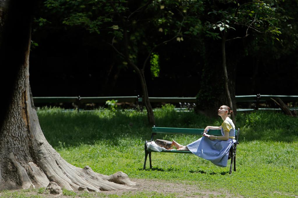 Personas visitan un parque en Bucarest, Rumania
