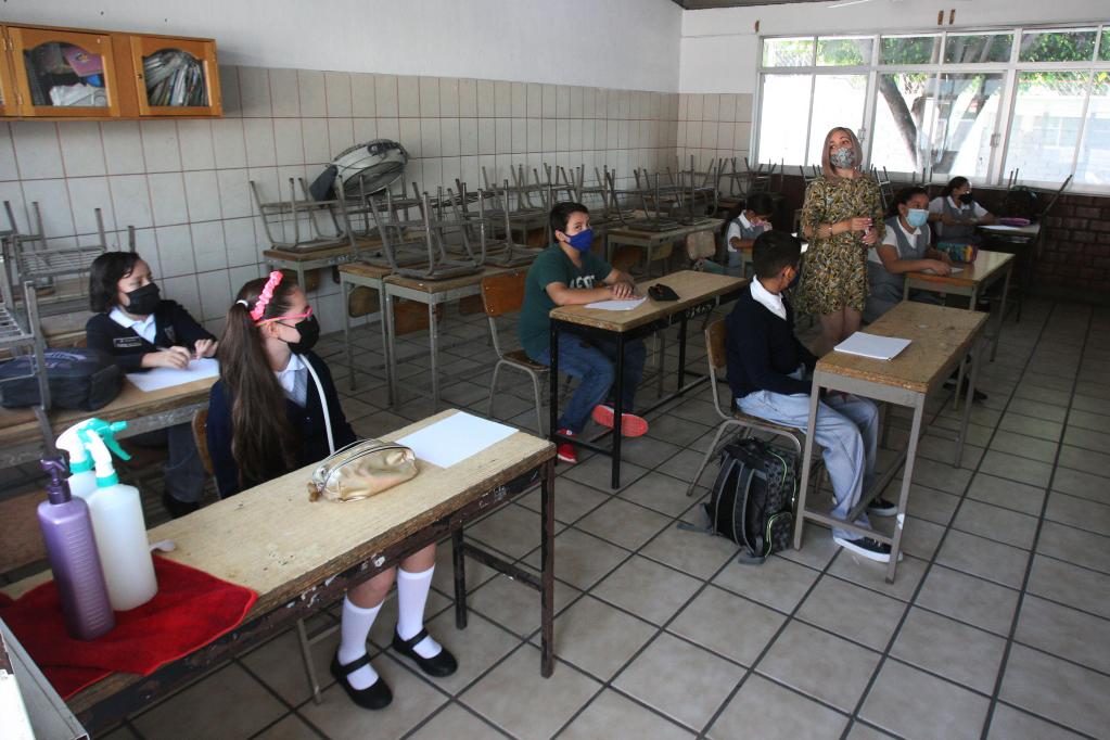 Estudiantes mantienen distanciamiento social durante reinicio a clases de manera presencial en Guadalajara, México