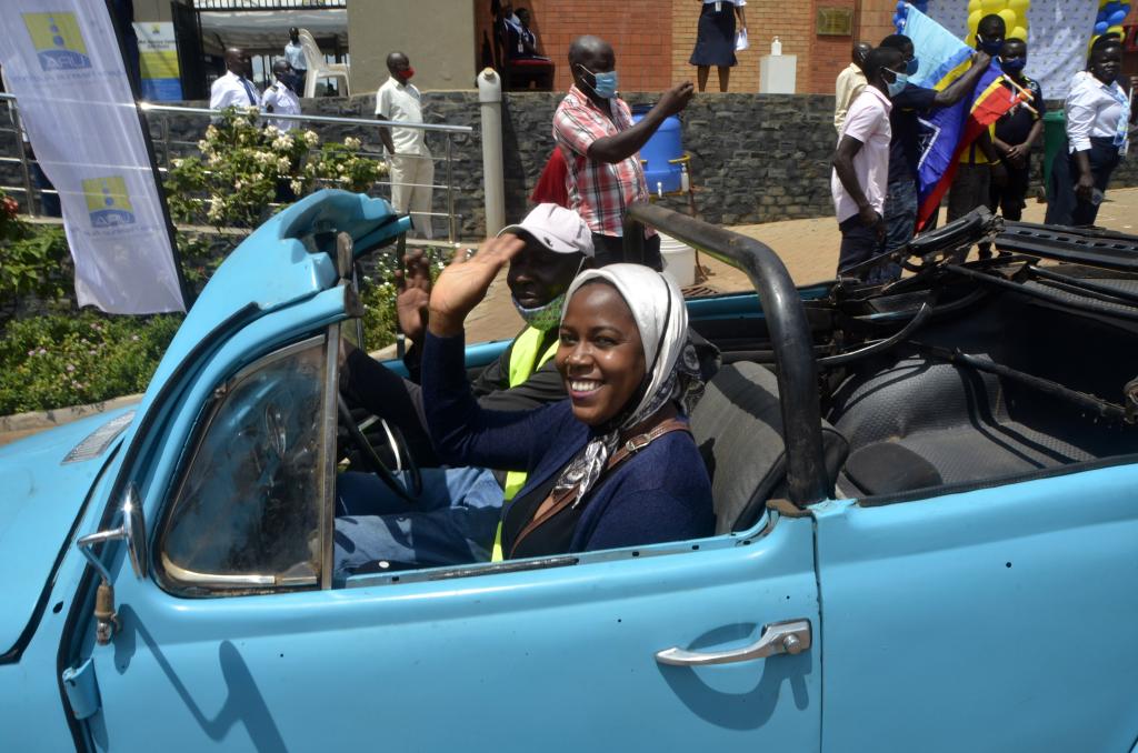 Exposición de automóviles antiguos en Uganda