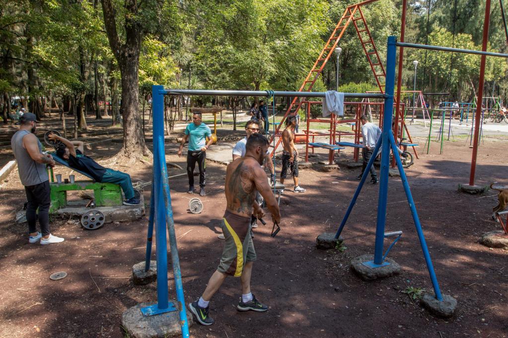 Personas realizan ejercicio en un parque en la Ciudad de México