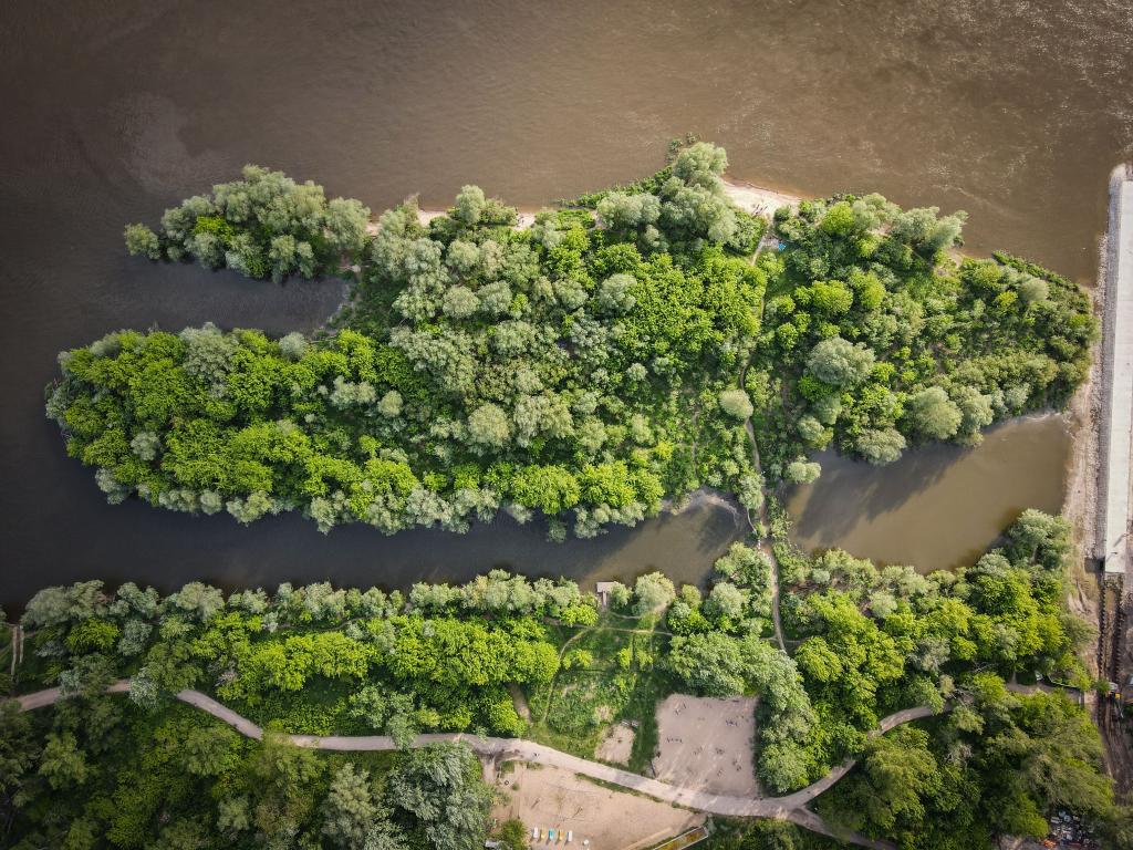 Vista aérea del río Vístula en Varsovia, Polonia