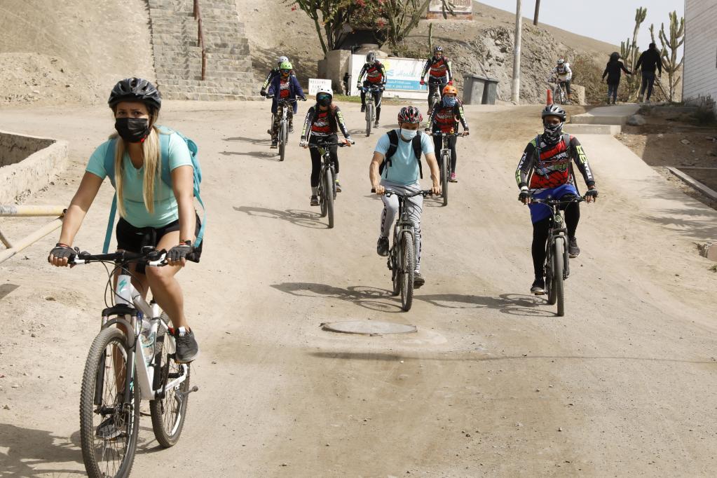 Perú: Ciclistas en balneario de San Bartolo