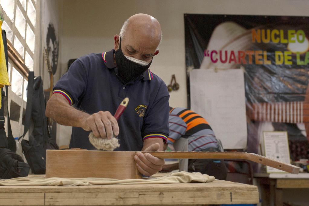 Venezuela: Trabajadores fabrican instrumentos musicales