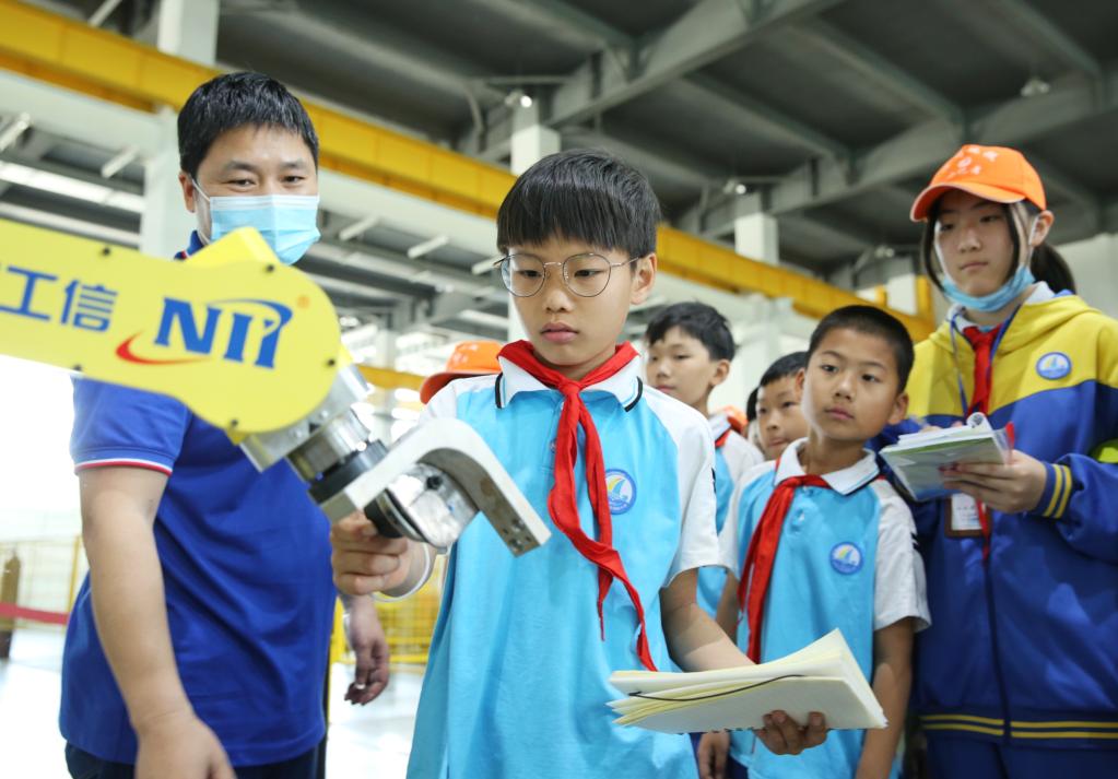Hebei: Estudiantes visitan Parque Industrial Láser de Cangzhou