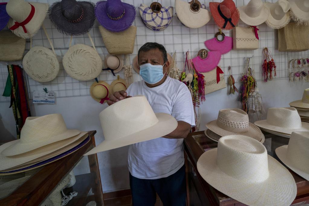 Artesano elabora sombreros de jipijapa en Bécal, México