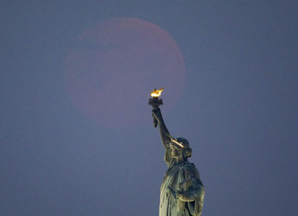 Luna sobre Estatua de la Libertad en Nueva York, Estados Unidos
