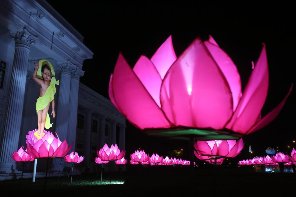 Decoraciones de luz iluminadas para celebrar festival de Vesak en Sri Lanka