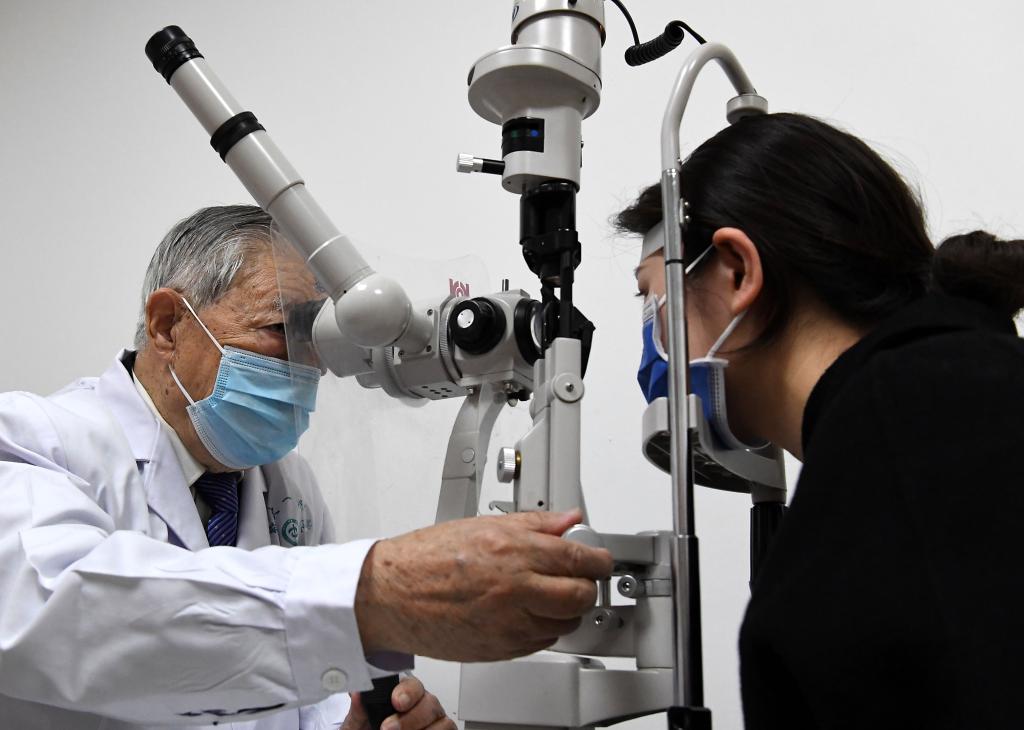 Zhang Xiaofang, oftalmólogo de 101 años
