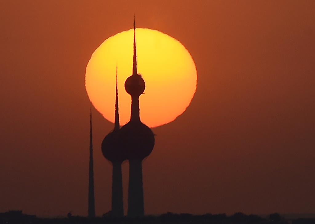 Atardecer en la playa en la Ciudad de Kuwait