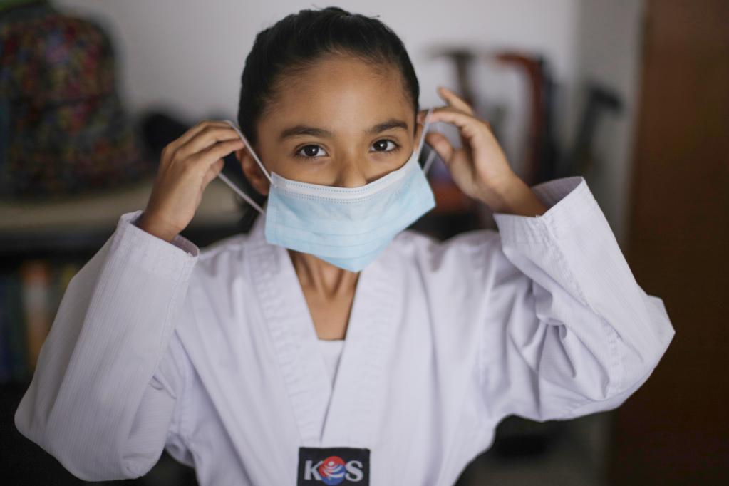 Niños asisten a clase presencial de taekwondo en Ciudad de México