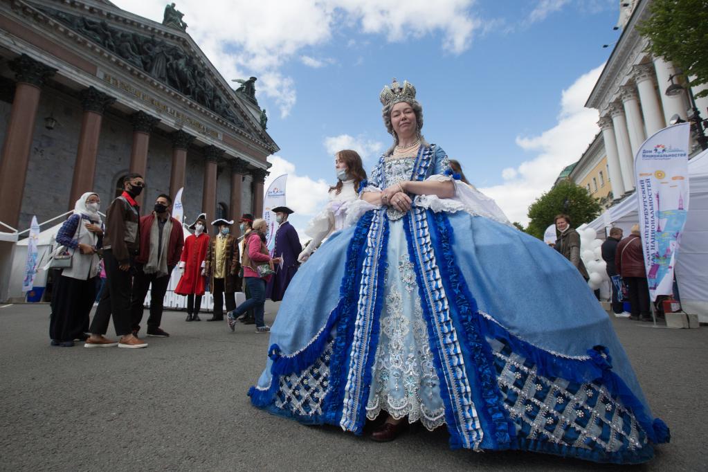 Personas participan en evento que muestra las tradiciones de grupos étnicos en San Petersburgo, Rusia