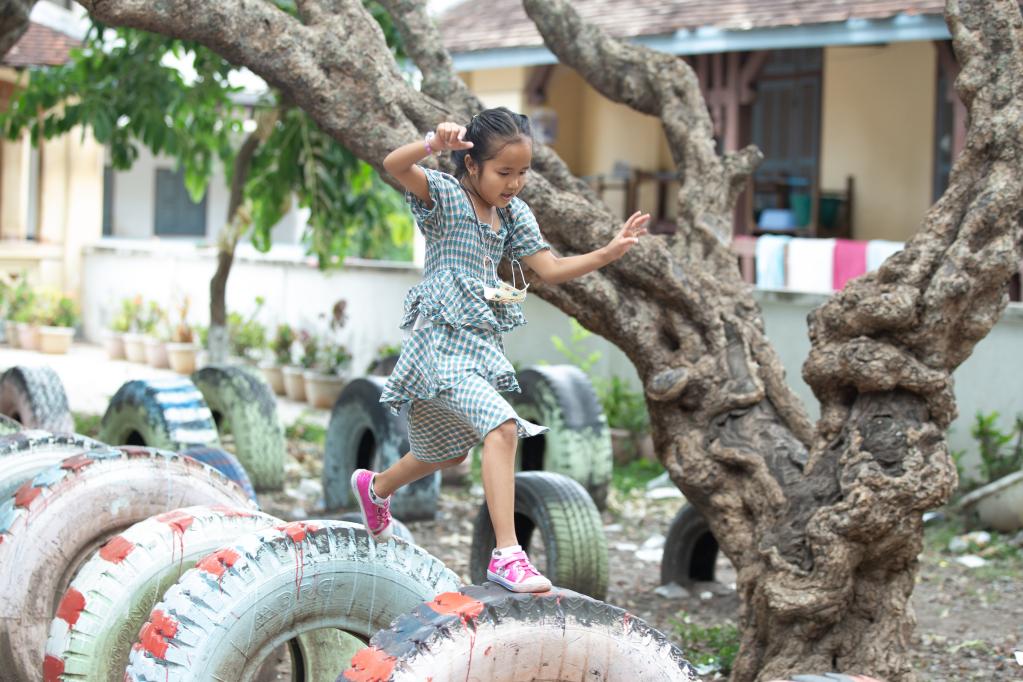 Niños juegan en jardín de infancia cerrado en antiguo poblado de Luang Prabang, Laos