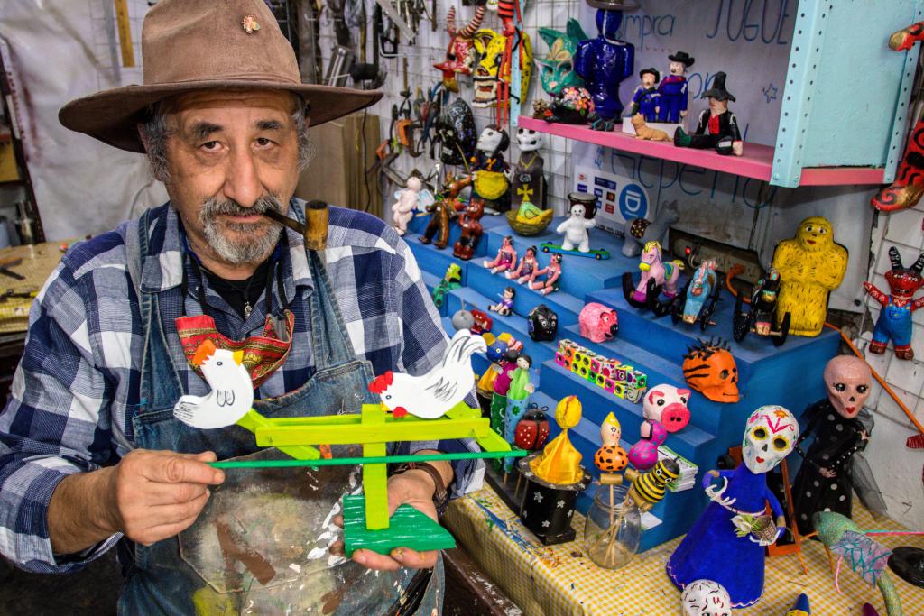 México: Artesano Alvaro Santillán y sus juguetes de madera