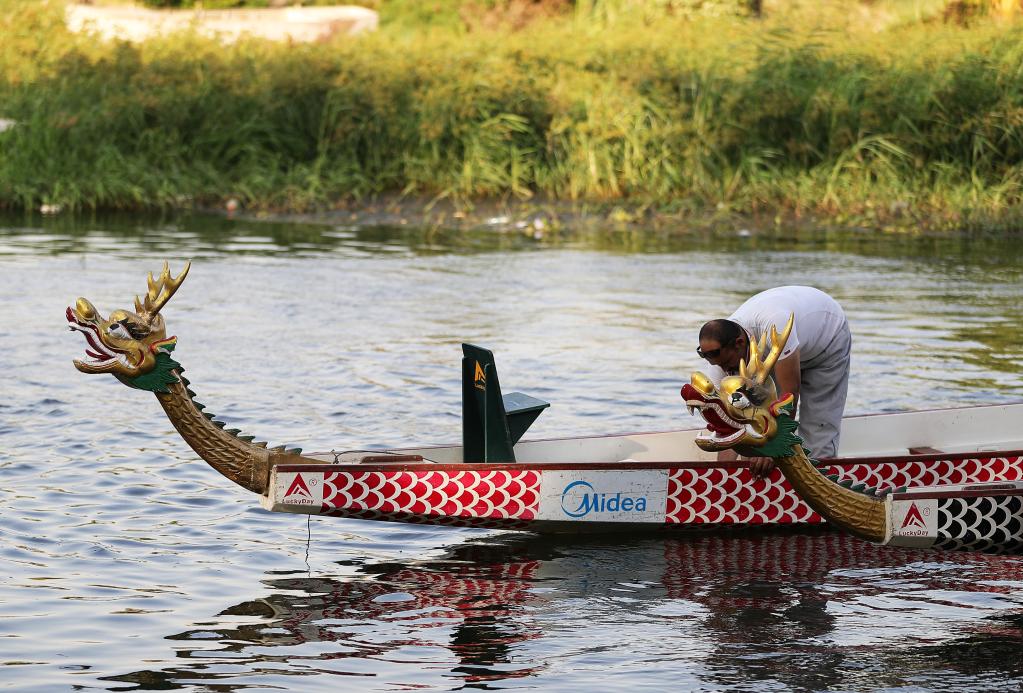 Sesión de entrenamiento de botes de dragón en El Cairo, Egipto