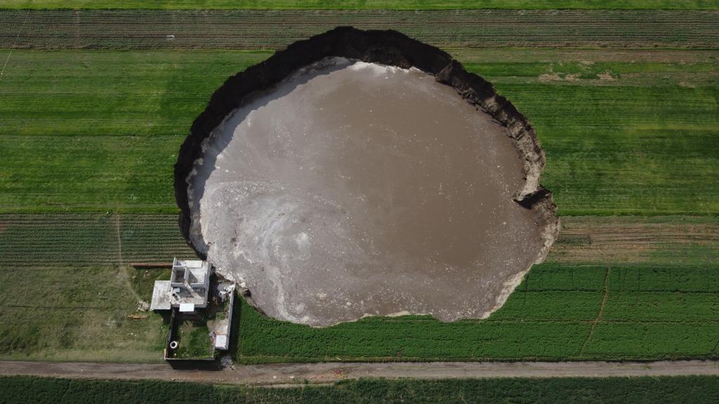 Socavón de más de 60 metros de diámetro aparece en centro de México