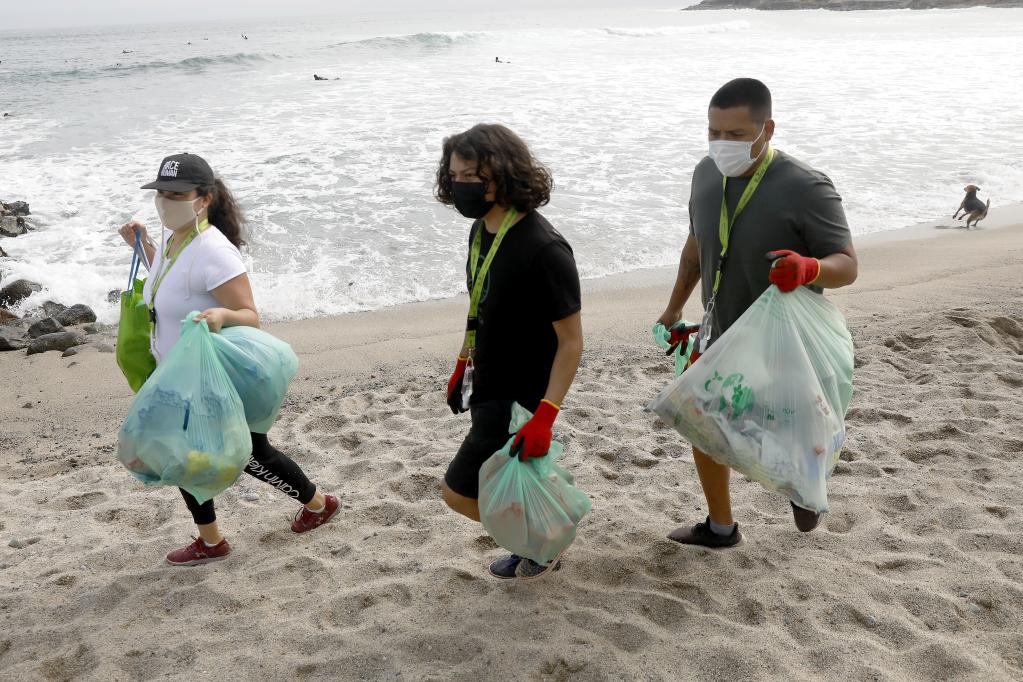 Voluntarios participan en jornada de limpieza de la Playa Norte en balneario de San Bartolo, Perú