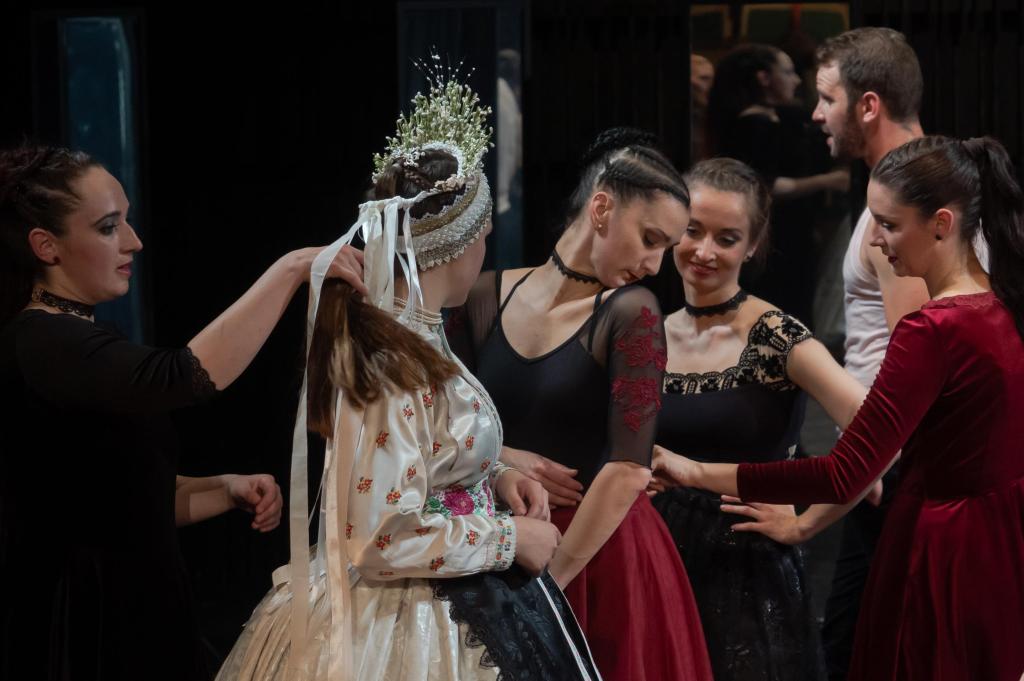 Bailarinas participan en ensayo general de pieza "La Décima Novia" en Budapest, Hungría