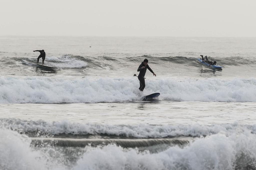 Chile: Personas practican surf en la playa La Boca