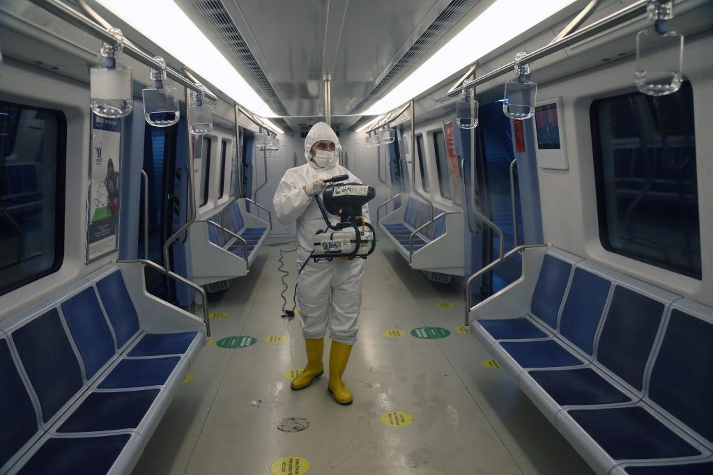 Trabajadores desinfectan vagones de metro en Ankara, Turquía