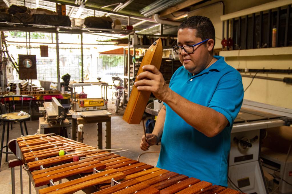 Eduardo Villafuerte, constructor de marimbas en Costa Rica
