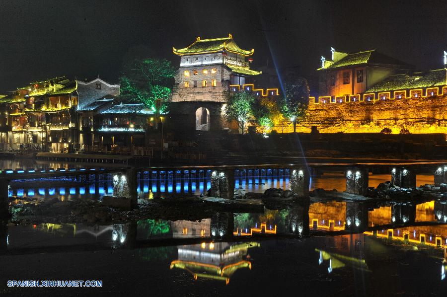 Vista nocturna de la ciudad de Fenghuang